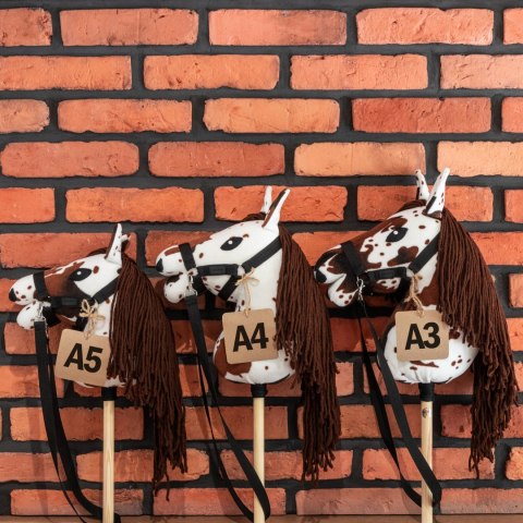 KONIK NA KIJU DO SKAKANIA MASKOTKA HOBBY HORSE SKIPPI GNIADO-SROKATY ROZMIAR A5