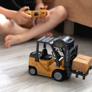 WÓZEK WIDŁOWY ZDALNIE STEROWANY 1:24 FUNKCJE PARA DŹWIĘKI ŚWIATŁA PILOT 2.4G