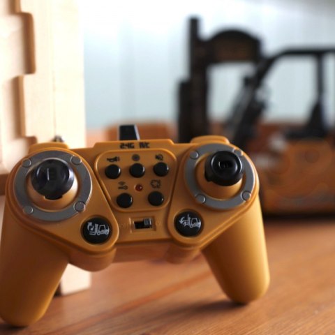 WÓZEK WIDŁOWY ZDALNIE STEROWANY 1:24 FUNKCJE PARA DŹWIĘKI ŚWIATŁA PILOT 2.4G