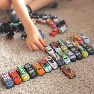 ZESTAW AUT WYŚCIGOWYCH AUTKA W PUDEŁKU 50 EL POJAZDY DLA DZIECI