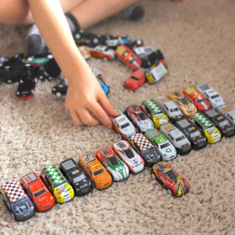 ZESTAW AUT WYŚCIGOWYCH AUTKA W PUDEŁKU 50 EL POJAZDY DLA DZIECI