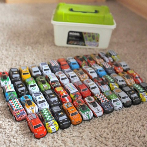 ZESTAW AUT WYŚCIGOWYCH AUTKA W PUDEŁKU 50 EL POJAZDY DLA DZIECI