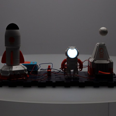 MAŁY ELEKTRONIK ELEKTRYK ZESTAW DOŚWIADCZALNY EDUKACYJNY STACJA KOSMICZNA