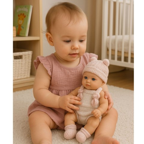 MAŁA LALECZKA BOBAS NIEMOWLAK 18CM UBRANKO BODY ŚLINIACZEK CZAPECZKA LALKA