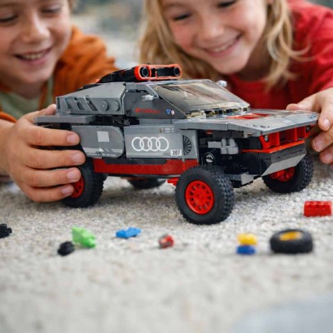 KLOCKI KONSTRUKCYJNE SAMOCHÓD AUDI RS Q E-TRON 1:30 ZESTAW 376 EL. RASTAR