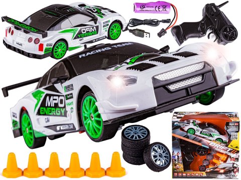 SAMOCHÓD ZDALNIE STEROWANY AUTO RC DRIFT 4X4 1:24 15 KM/H WYMIENNE KOŁA PILOT 2.4G