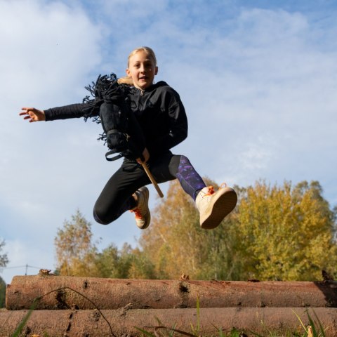 HOBBY HORSE SKIPPI KOŃ NA KIJU BIAŁY DLA DZIECI DO ZABAWY JAZDY SKOKÓW