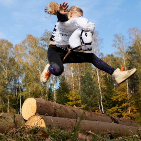 HOBBY HORSE SKIPPI KOŃ NA KIJU BIAŁY DLA DZIECI DO ZABAWY JAZDY SKOKÓW