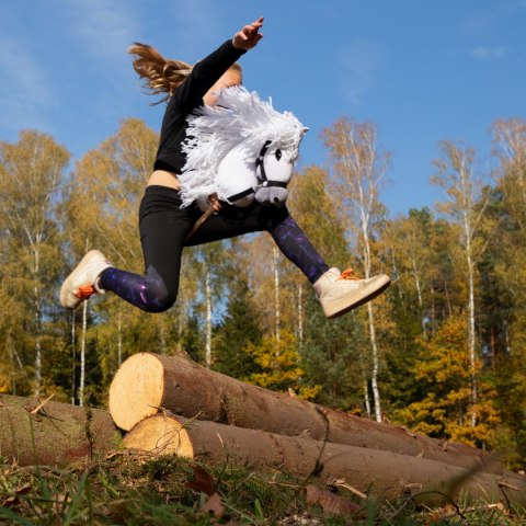 HOBBY HORSE SKIPPI KOŃ NA KIJU BIAŁY DLA DZIECI DO ZABAWY JAZDY SKOKÓW