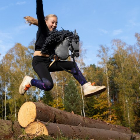 HOBBY HORSE SKIPPI KOŃ NA KIJU BIAŁY DLA DZIECI DO ZABAWY JAZDY SKOKÓW