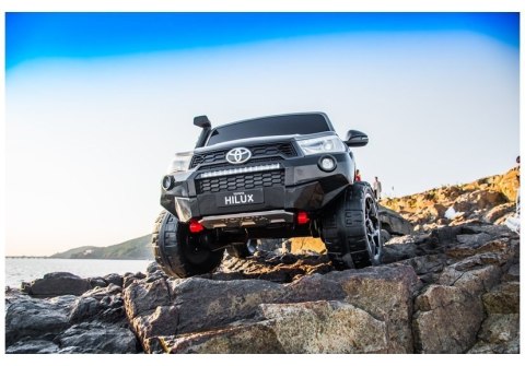 AUTO NA AKUMULATOR DLA 2 DZIECI TOYOTA HILUX LAKIER 4X4 PILOT EVA SKÓRA LED RADIO MP3 AUTO NA AKUMULATOR DLA 2 DZIECI TOYOTA HILUX LAKIER 4X4 PILOT EVA SKÓRA LED RADIO MP3