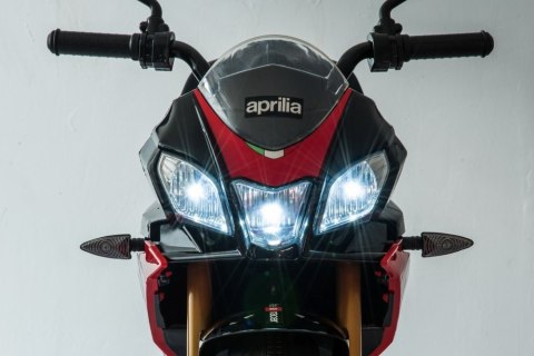 MOTOR NA AKUMULATOR DLA DZIECKA 5-8 LAT APRILIA TUONO V4 SKÓRA LED MP3 EVA